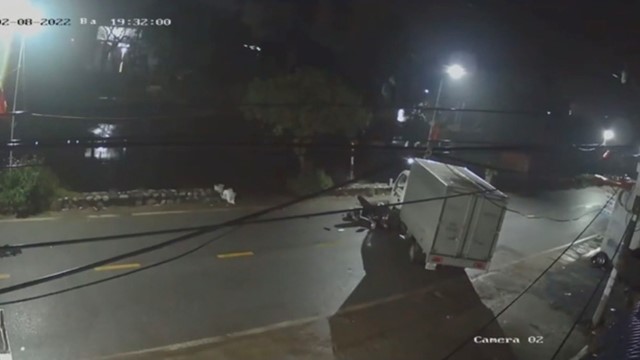 Nam thanh niên nguy kịch vì đâm vào xe tải 