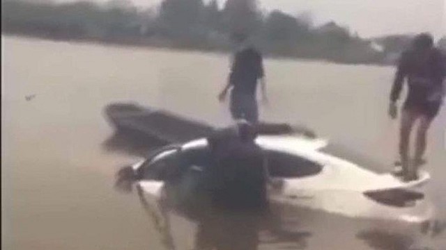 Điều tra vụ người đàn ông tử vong trong ô tô dưới lòng sông 