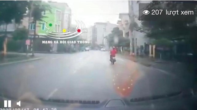 [Clip]: Mải dùng điện thoại, người đi xe máy đâm vào ô tô 