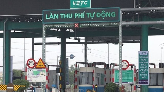 Đẩy nhanh tiến độ dán thẻ định danh ô tô để thu phí điện tử không dừng