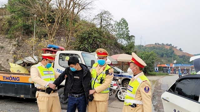 Vị “hành khách” giấu 200 viên hồng phiến dưới sàn taxi