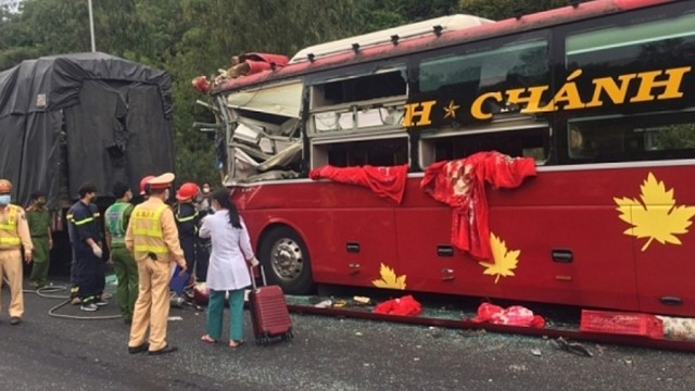 Xe khách tông đuôi xe tải, 11 người thương vong