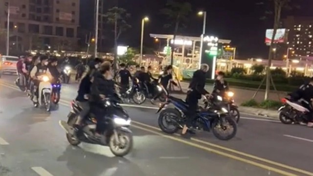 Hai nhóm thanh niên vác dao, kiếm đuổi chém nhau như phim hành động