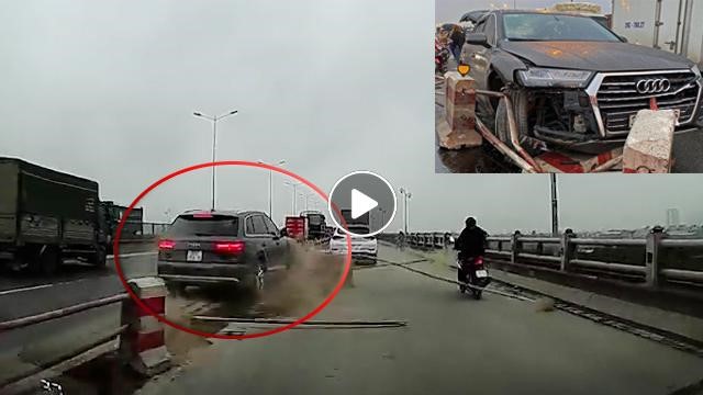 [Clip]: Khoảnh khắc ô tô Audi Q7 tông dải phân cách cầu Thanh Trì