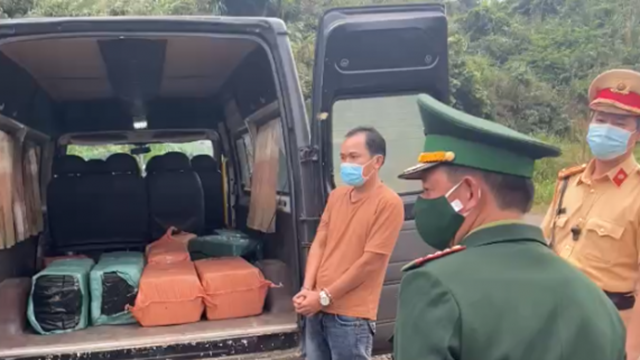 Truy bắt ô tô chở pháo lậu như "phim hành động"