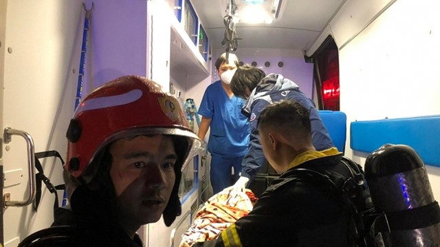 Giải cứu thành công 3 bố con trong đám cháy lúc nửa đêm