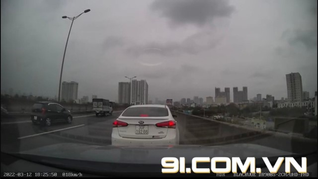 Hà Nội: Không vượt được làn tài xế Kia cầm rìu đe dọa tài xế Porsche