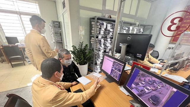 Hơn 240 xe biển xanh, biển đỏ bị phạt “nguội”