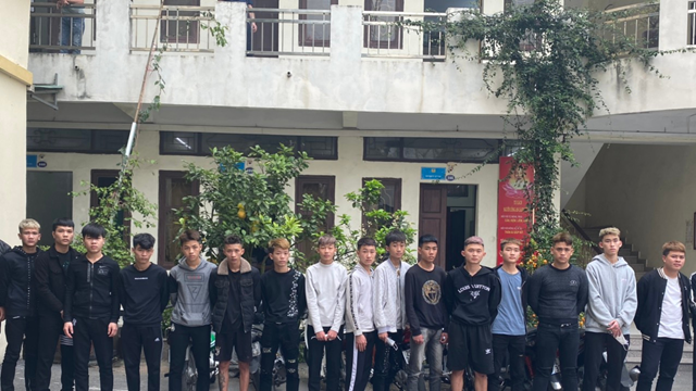 Tạm giữ hình sự nhóm thanh niên đua xe mang theo hung khí