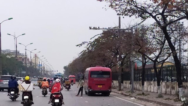 Tức mắt cảnh xe bỏ bến “vợt” khách dọc đường