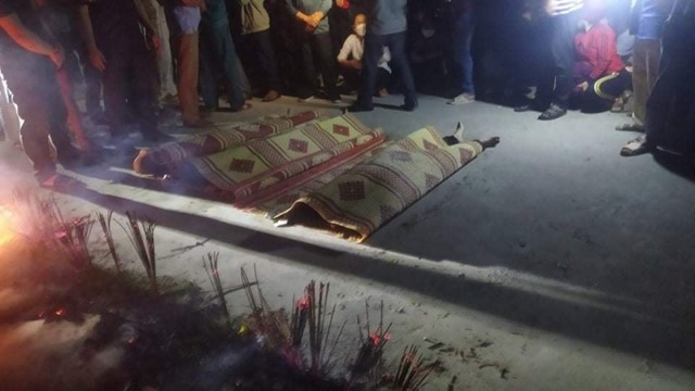 Xe máy điện chở 4 lao xuống mương, 3 nữ sinh tử vong