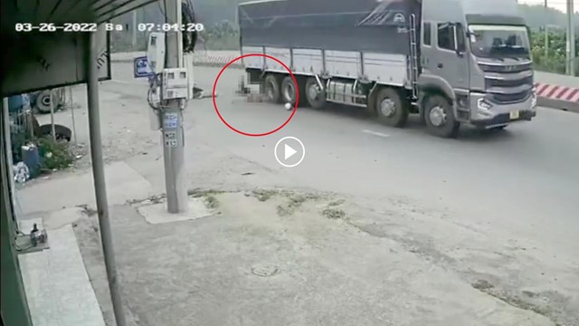 [Clip]: Khoảnh khắc xe tải cán 3 người, 1 người tử vong 2 người thương nặng 