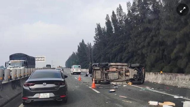 Xe chở Phó chủ tịch TP Hồ Chí Minh Lê Hòa Bình gặp tai nạn trên cao tốc 