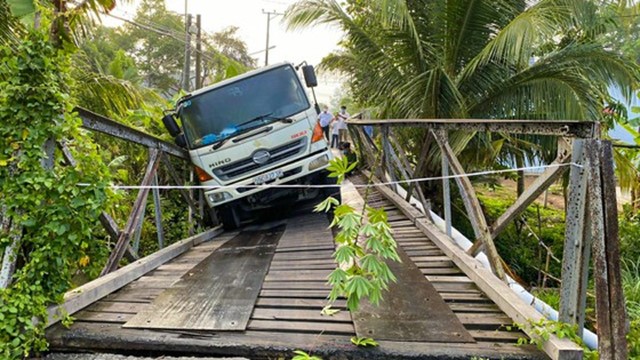 Cần Thơ: Xe rác 15 tấn làm sập cầu tải trọng 3,5 tấn