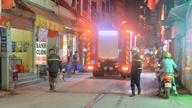 Cảnh sát kịp thời cứu hàng chục người từ đám cháy tại phường Phú Đô