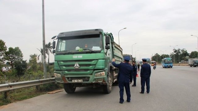 Tăng cường kiểm tra, xử lý xe chở quá tải ngay tại đầu mối bốc xếp hàng hóa