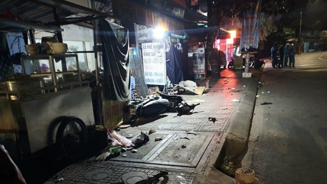 Xe máy lao lên vỉa hè tông trúng cột điện, nam thanh niên tử vong