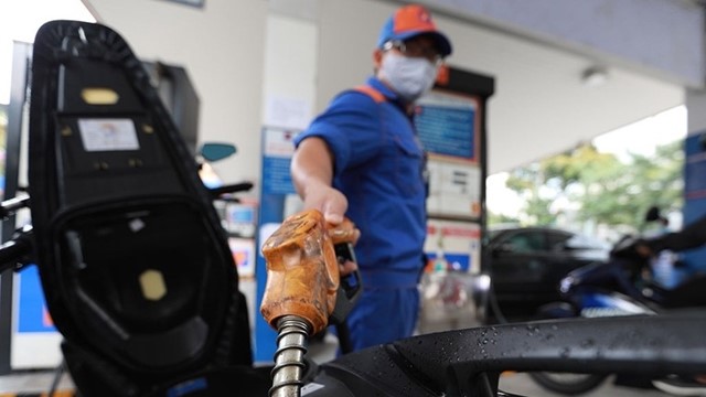 Giá xăng giảm 830 đồng/lít từ 15h chiều nay