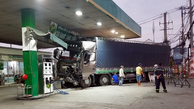Xe tải va chạm xe container, tông sập hai trụ bơm trong cây xăng
