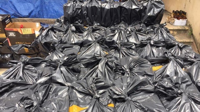 Bắt 2 ô tô tải vận chuyển gần 1800 chai rượu lậu lúc rạng sáng