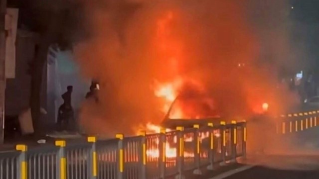 Xế hộp bất ngờ bốc cháy dữ dội, tài xế bung cửa thoát hiểm