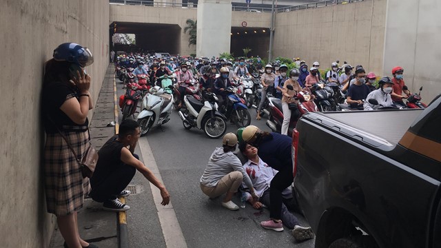 Hầm chui Thanh Xuân, Hà Nội: Nam sinh bị thương nặng sau va chạm với xe bán tải