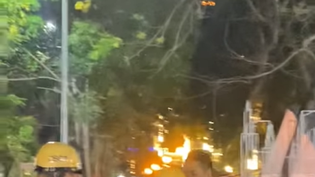 Clip: Người phụ nữ túm áo CSGT đòi trả bằng lái xe