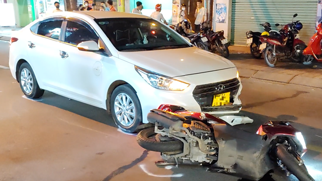 Tai nạn giao thông mới nhất hôm nay (28/4): Xe con mất lái va vào xe tải, 4 người thương vong