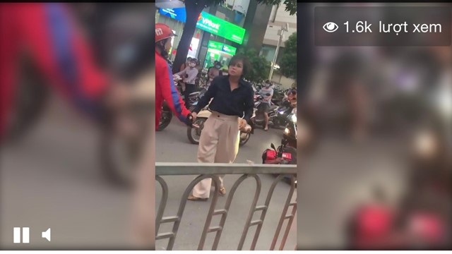 [Clip]: Nữ tài xế nổi cáu với thái độ khiêu khích của nam Shipper 