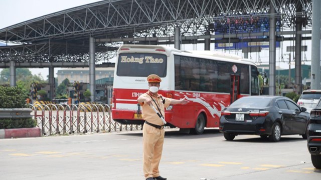 Cảnh sát giao thông căng mình làm nhiệm vụ trong hơn 20 giờ qua