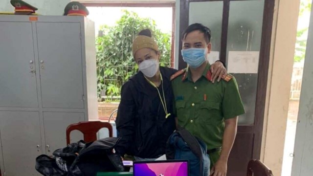 Du khách Mỹ vui mừng khi nhận lại số tài sản có giá trị