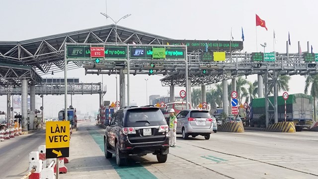 Một số lưu ý khi qua trạm thu phí có ETC cánh tài xế cần biết