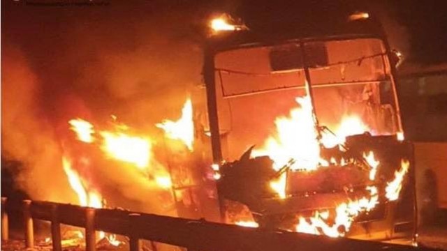 Xe khách giường nằm cháy trơ khung trên cao tốc Nội Bài - Lào Cai