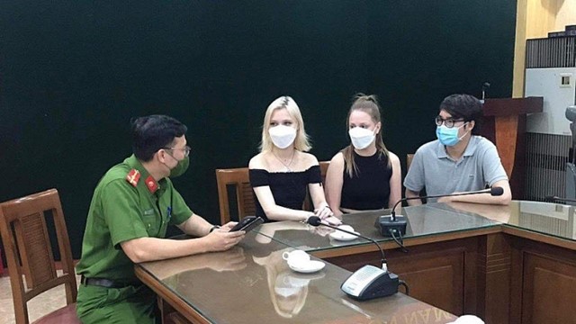 Công an quận Hoàn Kiếm trao trả tài sản cho hai du khách người Nga