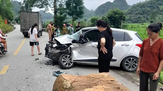 Tai nạn giao thông mới nhất hôm nay (11/5): Tảng đá từ trên núi rơi xuống đè nát đầu ô tô