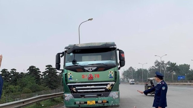 Hà Nội: Xử lý nghiêm các trường hợp xe quá tải qua Cầu Thăng Long