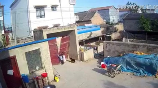 [Clip]: Cánh cổng sắt lớn bất ngờ đổ sập, đè trúng 2 bé gái 