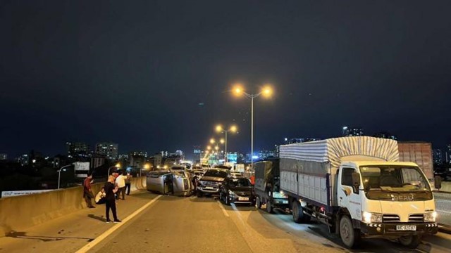 Tai nạn liên hoàn trên đường Vành đai 3 trên cao