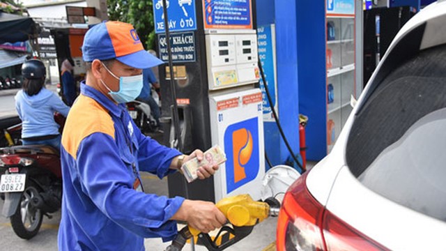 Giá xăng tăng lần thứ 4 liên tiếp, lập kỷ lục mới