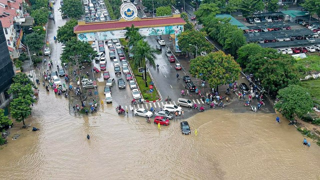 Mưa to 2 ngày liên tục: Giao thông ngoại thành ùn ứ, nội thành duy trì thông suốt