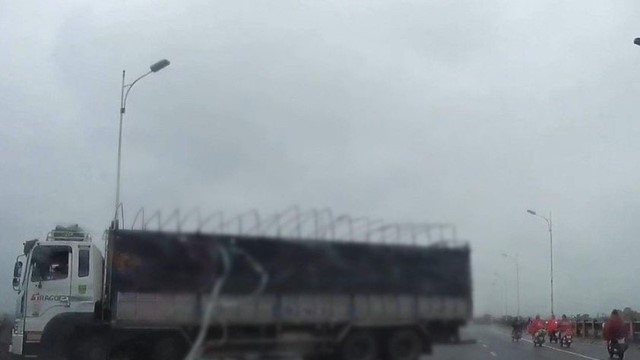 Xử lý lái xe quay đầu trên cầu Vĩnh Tuy