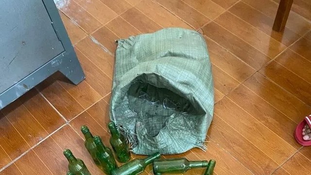 Tạm giữ 25 đối tượng dùng chai thủy tinh đập phá xe máy của người đi đường