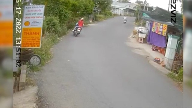 [Clip]: Xe máy ôm cua cực “gắt”, lao thẳng xuống vệ đường 