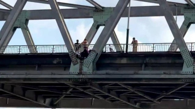 Cô gái mang thai may mắn được giải cứu khi định nhảy cầu