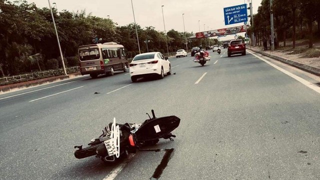 [CLIP]: Xe tải nhập làn ẩu va chạm với 2 người đi xe máy trên cầu Nhật Tân 