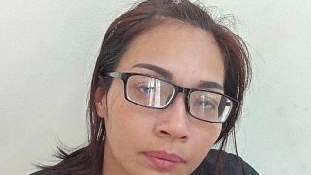 Gặp công an, cô gái tự nguyện giao nộp ma túy đá trong túi xách