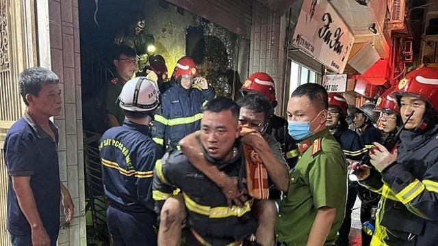 Giải cứu 4 người mắc kẹt trong vụ cháy nhà lúc nửa đêm