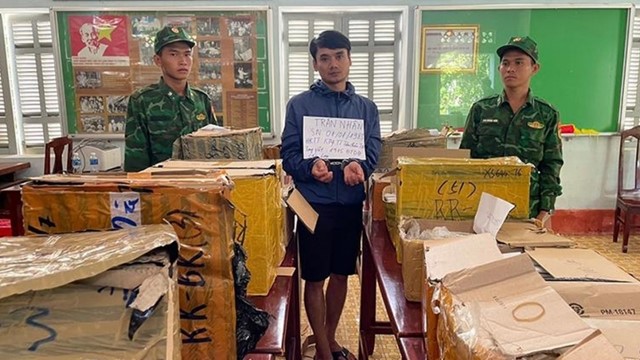 Bắt ô tô vận chuyển gần 2.000 điện thoại cao cấp nhập lậu