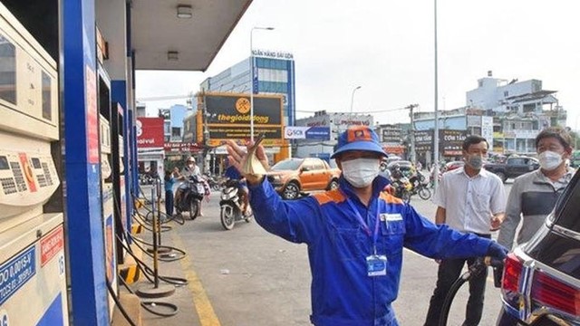 Giá xăng giảm mạnh