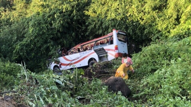 Xe khách lao xuống vực, nhiều người bị thương